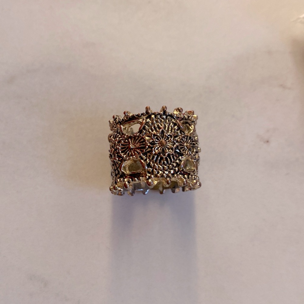 Gold vintage flower engraved ring